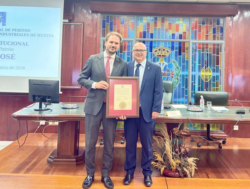 El decano del COITI Huelva, Manuel León, entrega la Medalla de Oro del Colegio a la Asociación de Industrias Químicas, Básicas y Energéticas de Huelva (AIQBE)